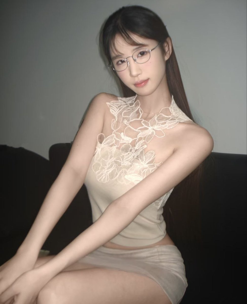 Golden3Al's tweet photo. ��在的AI太厉害了，只需要上传一张图片，原本温文尔雅的女同学就变成了搔首弄姿的反差表；叛逆的精神小妹变成了唯命是从的贱母勾。还有更多模式等你开发！不需要下载，点开链接就能用 https://t.co/n1yfDqQVbh https://t.co/TmX0wbvGwt