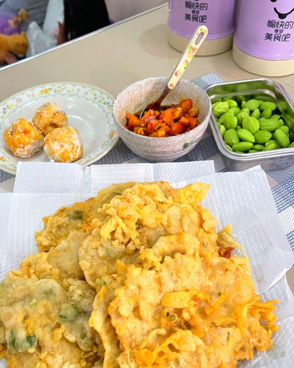 jefersonlopes14's tweet photo. Percaya gak percaya, ini fakta. Hidup di desa, kalau orang tua kaya, meski gak ikut srawung tetap dihormati. Dunia paling menyebalkan buat introvert. Hari ini masak seadanya, oyong dan terong malah jadi sop bakso. https://t.co/3ygx2GHwNN