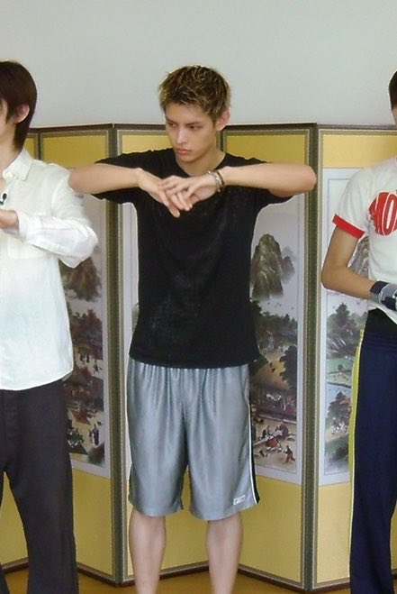 chaoyufm's tweet photo. james in basketball shorts and black tee for chuseok??????? https://t.co/js1ibItSbd