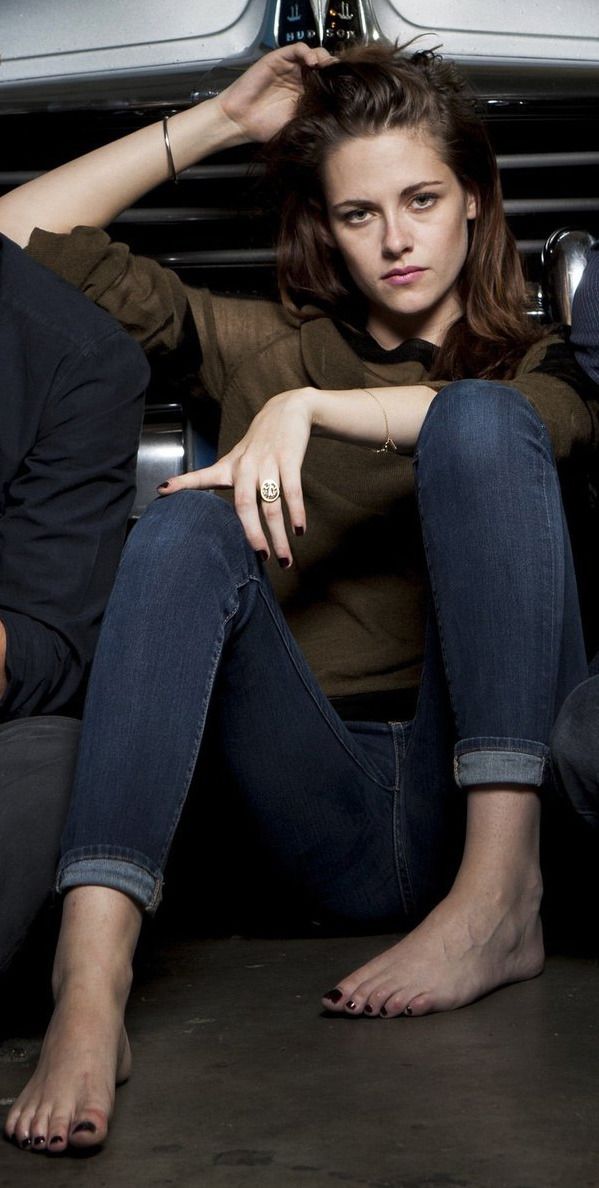 stewbieschanel4's tweet photo. kristen stewart i think your feet are attractive https://t.co/laOA82b57X