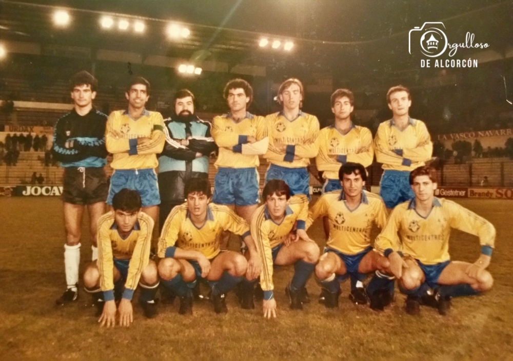 alcorconhoy's tweet photo. Buenos días. Qué orgullo ver a nuestra AD Alcorcón posando antes de jugar contra Osasuna en la Copa del Rey de 1985. Esa mítica camiseta amarilla y azul llevaba la ilusión de todo un pueblo al campo. ¿Quién recuerda a estos valientes héroes locales? Pongamos que hablo de Alcorcón.