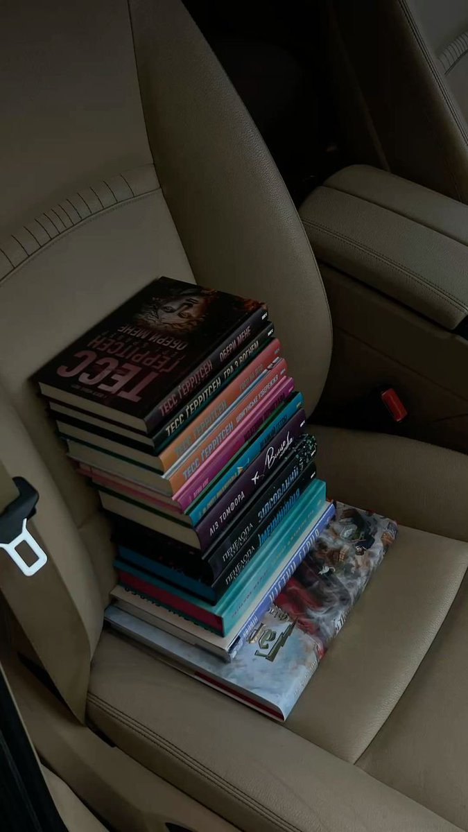 Aurielle007s's tweet photo. The excitement of getting a new book https://t.co/rH8HsvQjRI