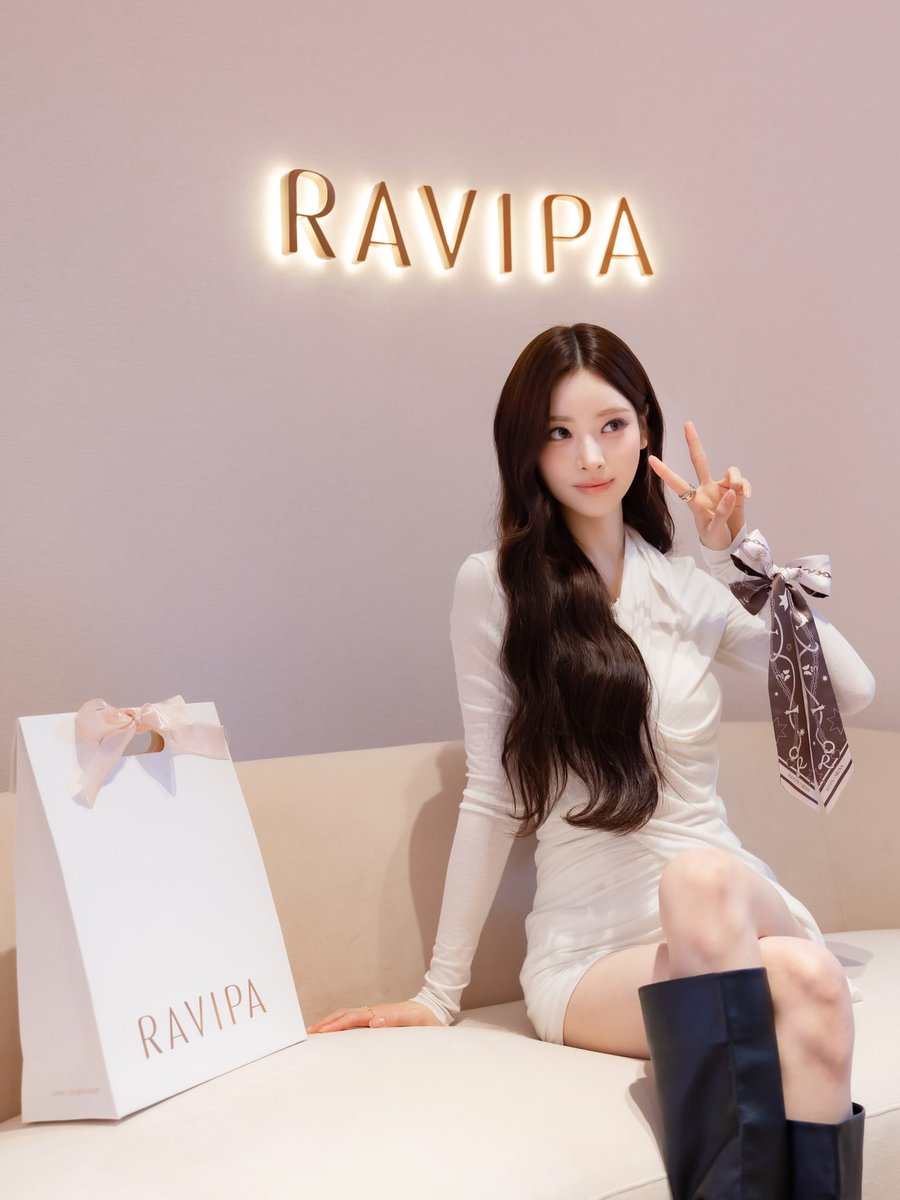 aenatanaka's tweet photo. all white for ravipa x meovv. https://t.co/FdVYTKwItT