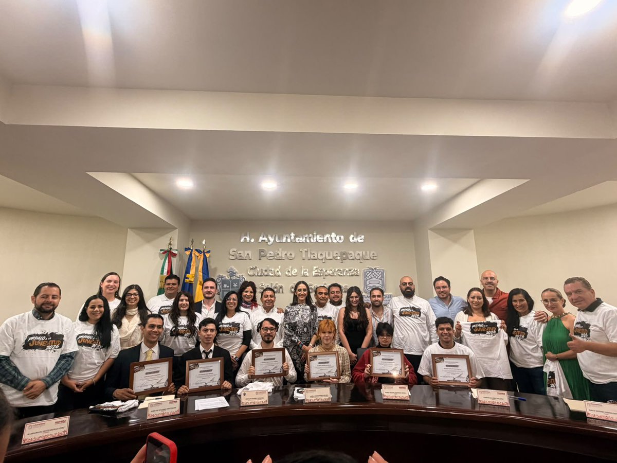 Cocoortiz2001's tweet photo. Las juventudes son presente y fuerza para transformar Tlaquepaque. 🙌🏼

Hoy reconocimos a seis jóvenes sobresalientes que, desde el deporte, el arte, la ciencia, el emprendimiento y la acción social, están dejando huella.

¡Felicidades por inspirarnos con su talento! 

#CocoOrtiz https://t.co/VQrc41sYR7
