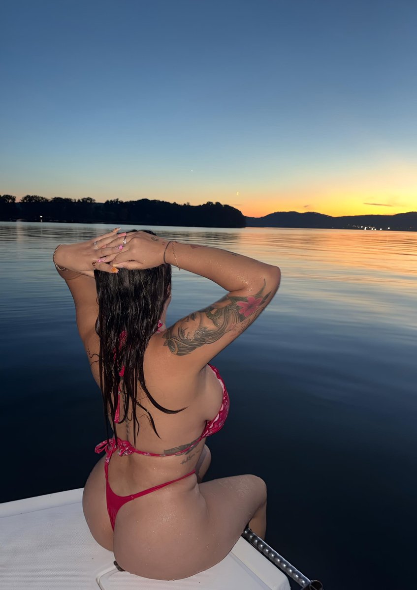 minyazch's tweet photo. 🌅👙 https://t.co/4VYqWKwMDl