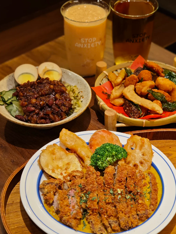 kkdnb7's tweet photo. 挖到超治愈臺式小館✨！金黃酥脆的咖喱豬排，肉嫩多汁，搭配鹵肉飯香到舔盤。還有鹽酥小吃拼盤，配一杯果飲，滿滿臺式煙火氣，一口就淪陷，幸福感直接拉滿。
#臺式美食探店 #臺灣小吃 https://t.co/lYyYwJf4KO