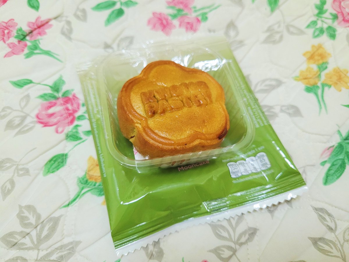 Gorgeonize's tweet photo. รสชาติอร่อยละมุนลิ้นทุกคำที่ได้ลอง กินคู่กับชาร้อนๆคือฟิน คัสตาร์ดไข่เค็มนัวร์ๆ, มัทฉะสตอเบอร์รีตัดเปรี้ยวหวาน, ช็อกโกแลตดูไบสุดฮิต งาดำเผือกหอมละมุน 🥮🍵

#KwongPastry #MoonlitWishes
#LinglingKwong https://t.co/dYDWhuX4iz