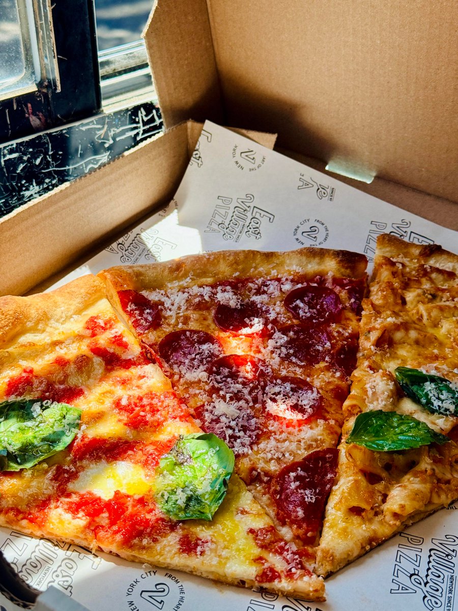 Latte_elfa's tweet photo. Freshly baked and served piping hot,with a crispy crust and rich, melted cheese,every bite captures the true taste of New York’s streets. https://t.co/NJpDKlSBCG