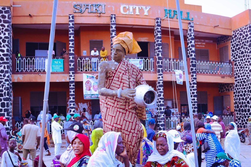 Akinyuurz's tweet photo. The #Sharafa momentum is unstoppable. Hon. Adesoji Michael Adedeji
incoming Deputy Gov, took the youth engagement tour to Saki City Hall and paid homage to the Okere of Saki, HRM Oba Khalid Olabisi Oyedepo. Oke Ogun is central to the grassroots movement. #OyoAhead #Oyo2027 https://t.co/Eaz50sui2X