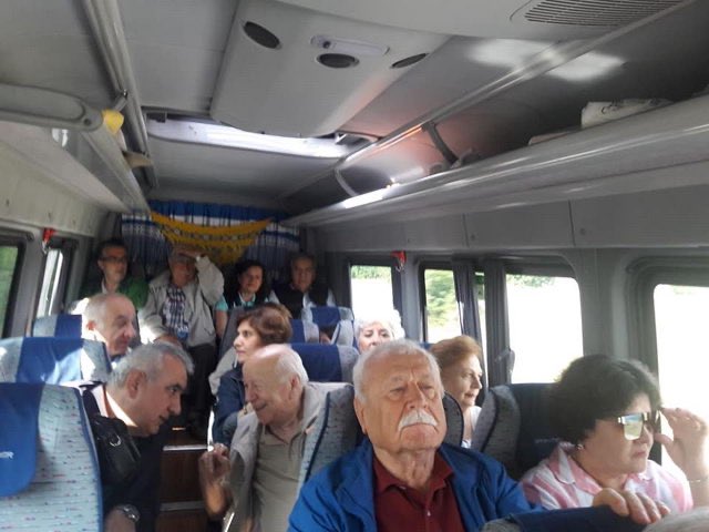 buharalidervis's tweet photo. Türkiye’de örnek alınması gereken nadir zenginlerden. Safranbolu’da gezerken sokakta denk gelirsiniz, vakit namazında bakmışsınız yanınızda saf tutmuş. Kahveye girersiniz orda oturuyor. Milyarderdir ama ne kibri vardır ne şatafatı. Cimri de değildir, yaptığı hayır işlerinin haddi hesabı yok. Mesela şu fotoğrafta arkadaşlarını toplamış, dolmuşla Amasra’ya denize gidiyorlar.