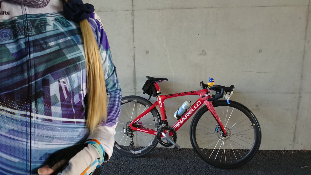 ChanShin39's tweet photo. ロードバイク昼練休憩
青空でめっちゃ暑いからトンネルでクールダウン中
サンくんの昼活でも見ながらまったり(*´ー｀*) https://t.co/YA7FHZHb7r
