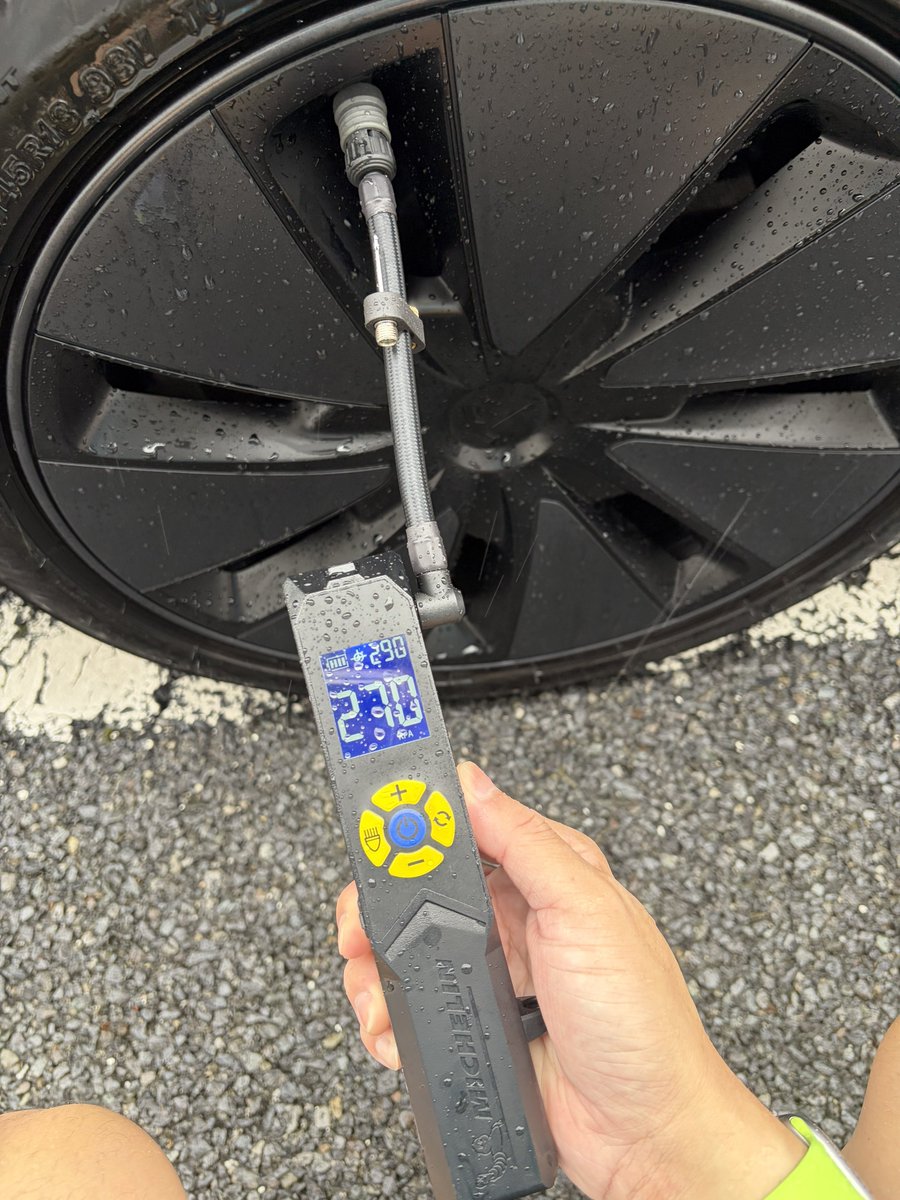 mox3iauo's tweet photo. Michelinの充電式ポンプ使ってます
走行前に調整出来ますし、シガーソケットから直接電源取るやつよりもコンパクトで設定空気圧に自動調整してくれるのでオススメです https://t.co/JbnvKjqqV5