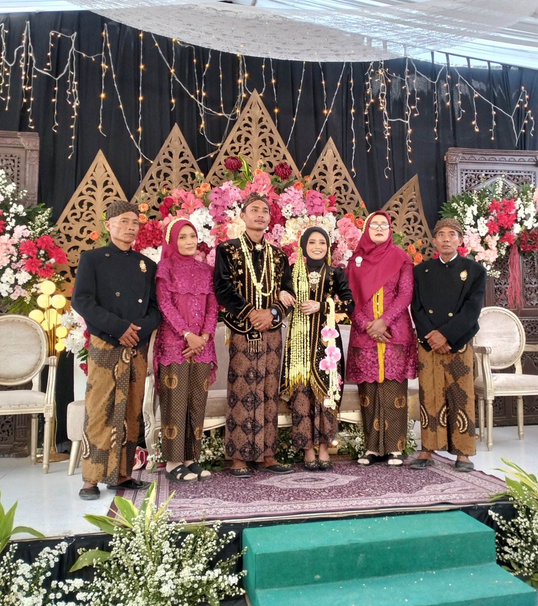 Diyahh10's tweet photo. "Barakallahu lakuma wa baraka 'alaikuma wa jama'a bainakuma fii khair Mas eko &amp; mbak pipit.Semoga Allah melimpahkan rahmat dan menjadikan keluarga kalian sakinah, mawaddah, warahmah."

                           _22-09-2026_ https://t.co/QIWaclYG6B