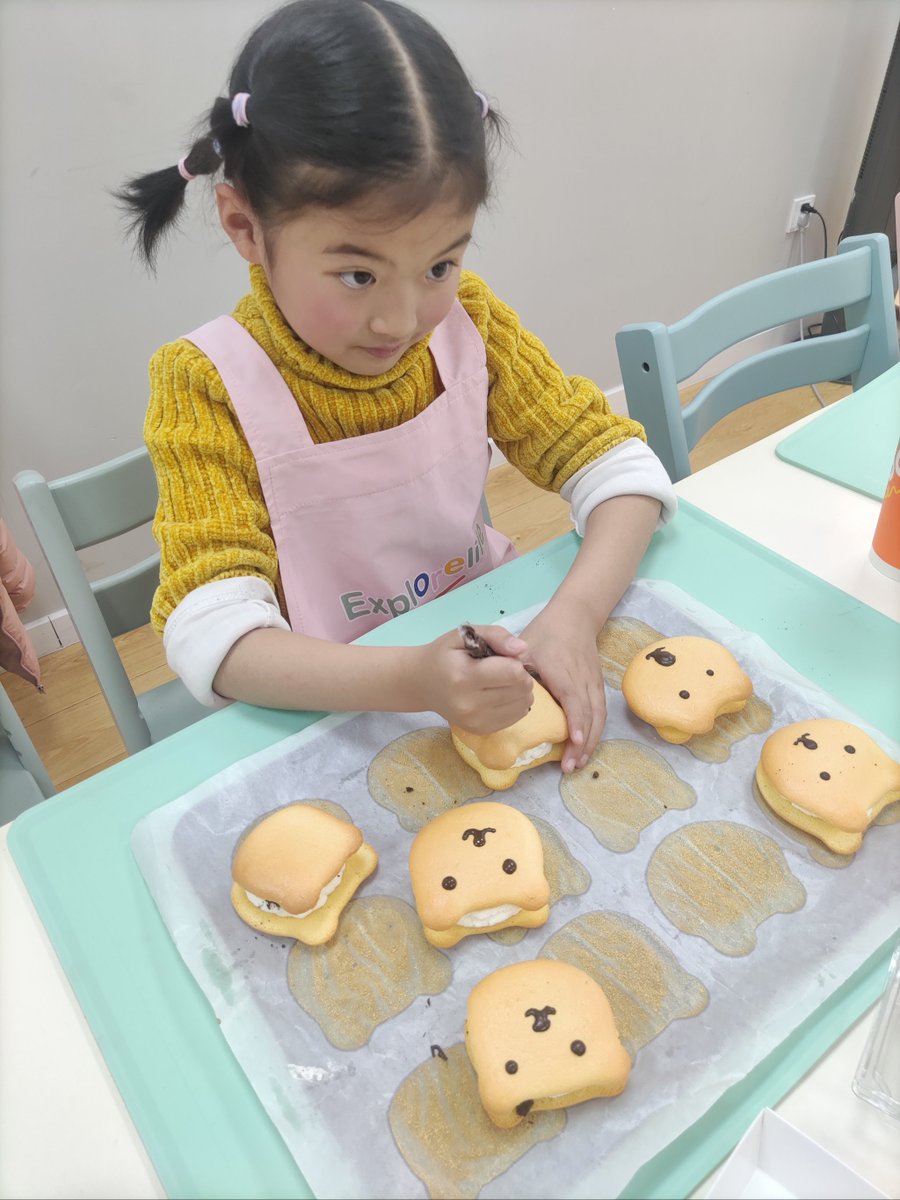 DeonnaSinicki's tweet photo. [Spent the whole Sunday baking cookies with my messy little helper—flour everywhere but grins all around. Best weekend vibes ever ]， https://t.co/QwFWXe6PCM