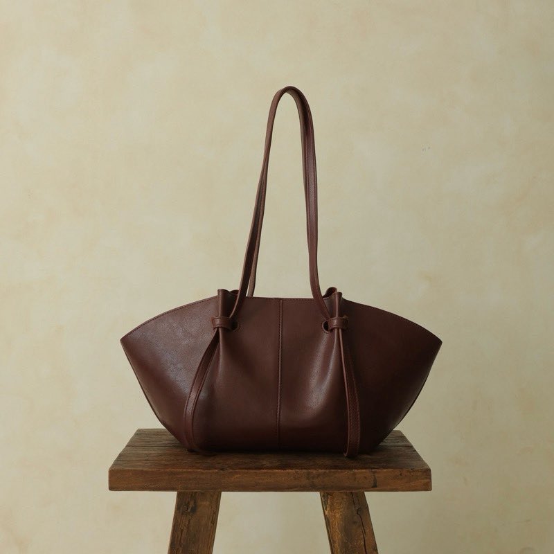 EncisoVie's tweet photo. Gemas banget, tas super aesthetic yang muat banyak barang buat nemenin daily outfit kamu! 👜✨

https://t.co/35WwOlH21a

#TasWanita #VeganLeather #AestheticBag #OOTDFashion #TasLokal #ShoulderBag https://t.co/rwvYiCkktP