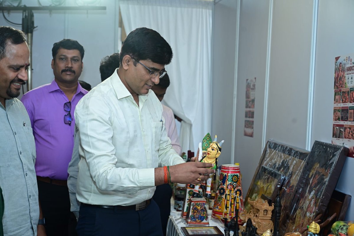 nlm_karnataka's tweet photo. Sri Shrinivas M., Respected AMD, Sanjeevini-KSRLPS, inaugurated the Buyer-Seller Meet 2026 at Hotel Jayamahal Palace, Bengaluru. Dr. Sadananda, Deputy Director, Centre of Excellence, along with buyers, SPM's, MKPC CEOs, and SHG members, were present on the occasion. https://t.co/hQ5QlzrWFE