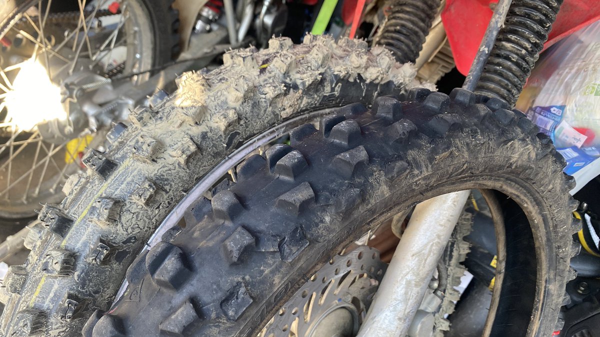 oka1616's tweet photo. 今回のレースはCRF125Fで参戦！

ちょっと仕様を変更していて、
まずフロントタイヤはブロックが飛びまくっていて状態がかなり悪かったので、新品のVX10に交換。

これがかなり良かった😁

前のタイヤがダメ過ぎたのもありますが（笑）、新品フロントにしたことでキャンバーで落ちることもなく、押しもめちゃくちゃやりやすかった！

やっぱりハードエンデューロでは、フロントタイヤの状態って大事ですね。

そしてリアスプロケは、50T→52Tに変更して10-52に。

今回はマディ路面を想定していたので、リアタイヤが路面に食われてパワーを持っていかれることを考えて、少しショートにしてみました。

結果としては狙い通り！

フロントはしっかり操舵できて、リアはマディでも前に進ませやすい。

リアタイヤはかなり減った状態だけど
ある程度走れる想定だったので問題なし！

今回の仕様変更はいい感じにハマったので良かった🙆‍♂️😁

#こうへい杯
#美里ロックマウンテン
#CRF125F