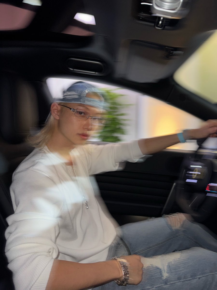 hyunjinmylightx's tweet photo. NOW BOTH OF THESE PIC ARE INSIDE THE CAR IM HAVING THOUGHTS https://t.co/1GmWqCU43o