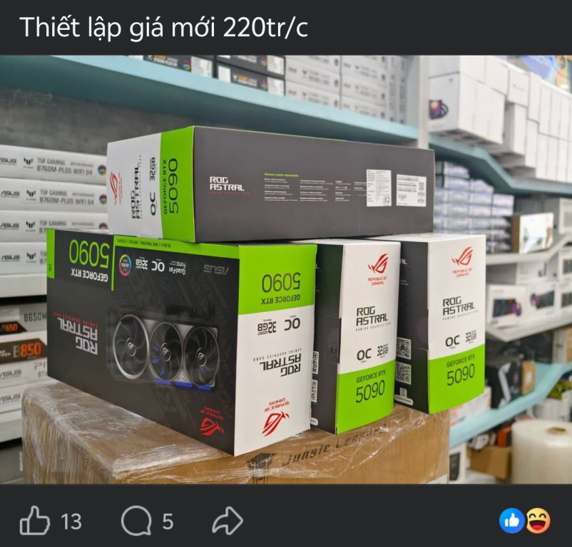 ttom_ne's tweet photo. 当前硬件市场的溢价非常离谱，在越南一张 RTX 5090 已经被炒到了 2.2 亿越南盾（约合 8500 美元）。

如果一个小团队想在本地搭建基础的 AI 训练环境，至少需要两张 RTX 5090，我们可以算一笔很实际的账：

直接采购硬件，前期就要沉淀约 1.7 万美元的资金，这还没算每月约 150 美元的电费，以及后续的散热、硬件维护和折旧成本。

而在 @ionet 上按需调用算力，每小时费用还不到 1.8 美元，折合一天大概 40 美元，完全按实际用量付费。

这两种方式的体验完全不同：

省去了硬件运维、机房温控和故障排查的麻烦。

随时根据业务量调整算力规模，或者直接更换其他型号的 GPU，不存在硬件闲置吃灰的问题。

最核心的是避免了前期大笔固定资产投入，团队可以把宝贵的现金流留给产品研发和业务拓展。

在如今硬件价格严重虚高的情况下，通过 @ionet  按需使用算力，显然比直接买硬件更划算，也更抗风险。