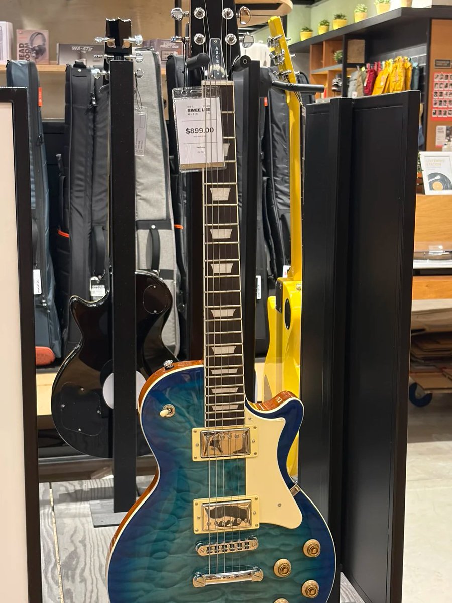 Orchid1o's tweet photo. I happened to come across a guitar shop. It caught my attention from the outside, so I couldn’t resist going in to have a look https://t.co/v2pq44PXDt