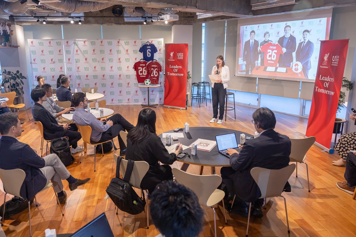 UKinJapan's tweet photo. 未来のリーダーは、生まれるのではなく育まれる🌟

ワイルド公使参事官が、日本財団と @LFCFoundation が #MUSUBIイニシアチブ の一環として展開する「Leaders of Tomorrow」の1周年を祝いました。
スポーツを通じてチームワークやリーダーシップを育み、次世代を支える日英協力を深めていきます⚽🇬🇧🇯🇵 https://t.co/GST3pc1xln