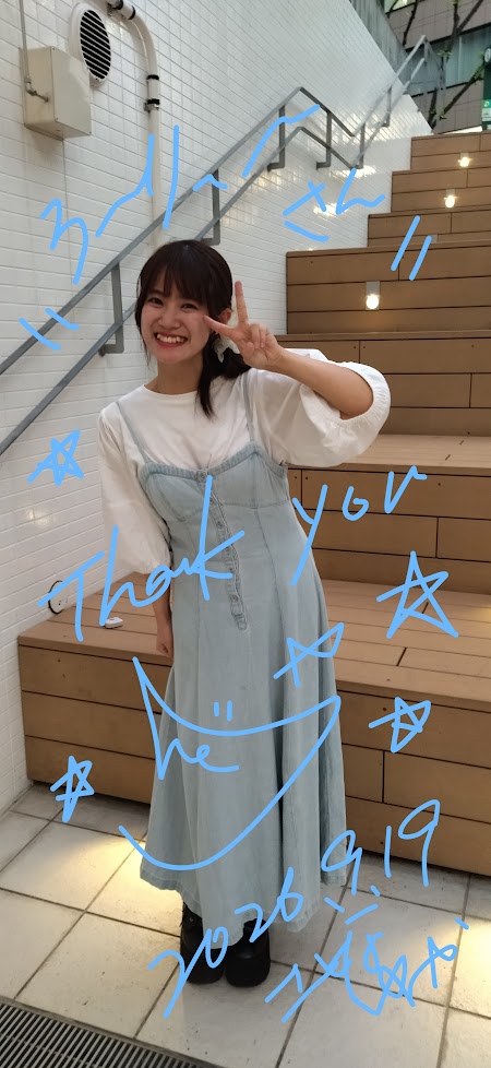 rolly2027's tweet photo. 2026.09.19（土）　三宮プラッツ

なぜか同じ写真に色違いで日本語ヴァージョンと英語ヴァージョンのデジショ（笑）
これはゆかちゃんの物販メニューにある「１分間撮影」で撮影した写真です📸😊
この日はグランフロント大阪での #MUSICBUSKER からの回し現場でした🎸

#ゆかふぁみ日記
#物販撮影 https://t.co/xwNs34xOzi