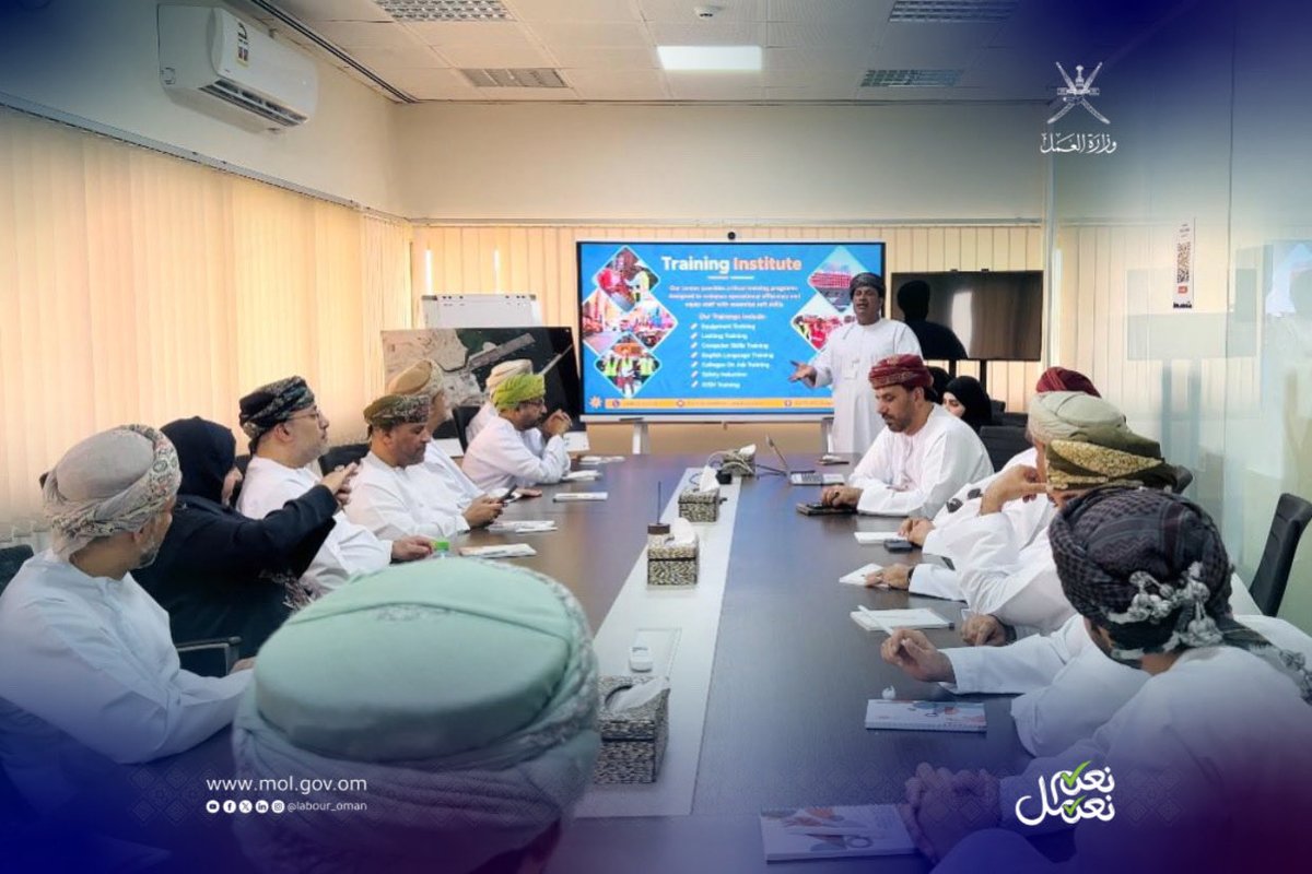 Labour_OMAN's tweet photo. قامت #وزارة_العمل، ممثلةً بالمديرية العامة للكليات المهنية، بزيارة ميناء صلالة وشركة كارميوز مجان؛ للاطلاع على فرص التدريب واحتياجات قطاعَي الموانئ والصناعة من المهارات، وبحث تطوير برامج التدريب المهني ومواءمتها مع متطلبات سوق العمل. https://t.co/llmJTqfuIl