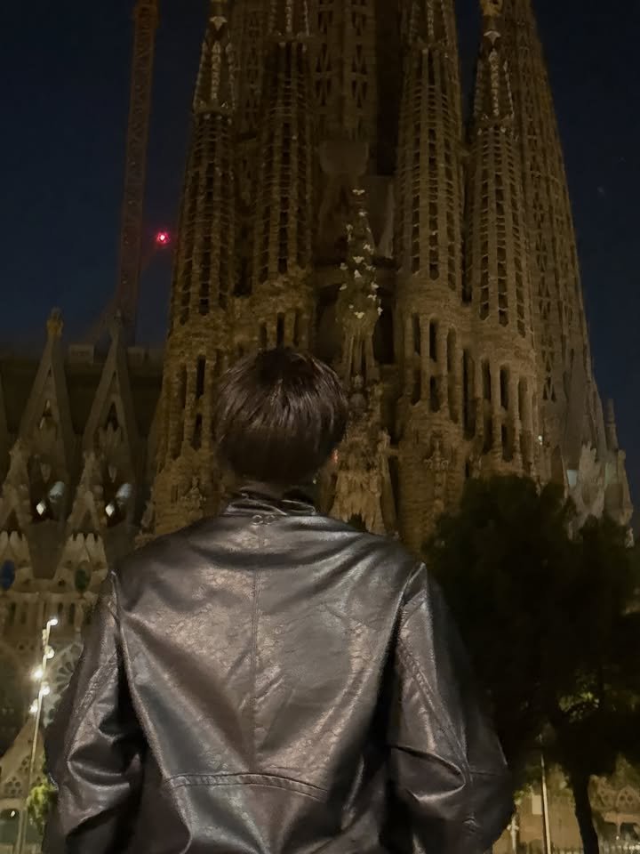 cerealsh98's tweet photo. 자신은 혼자 오랫동안 외로울수밖에없는데 그럼에도 sh를 보러 이곳에 온거라는 말을 할수없었음. 대신 sh의 손을 잡고 자신의 얼굴에 가져다댐

 'sh야 키스해줘'

sh 더이상 아무것도 묻지않고 hj에게 키스함. 그렇게 둘은 사는동안 서로에게 가장 아름다운 우주가 되어주기로 했다는 이야기-end https://t.co/20pCZ54fXc