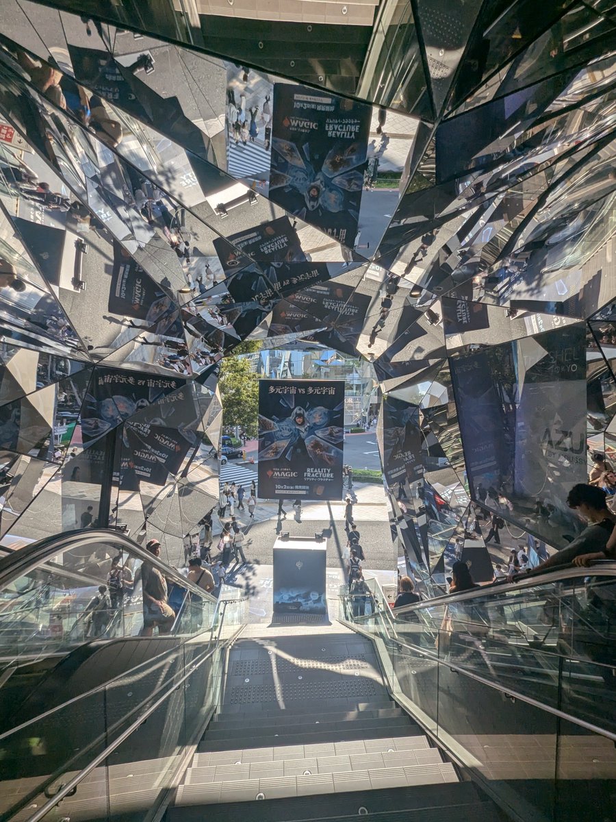 colorinlive's tweet photo. Incredibly dope display for Reality Fracture in Harajuku #mtg https://t.co/TZ2RPHVH1T