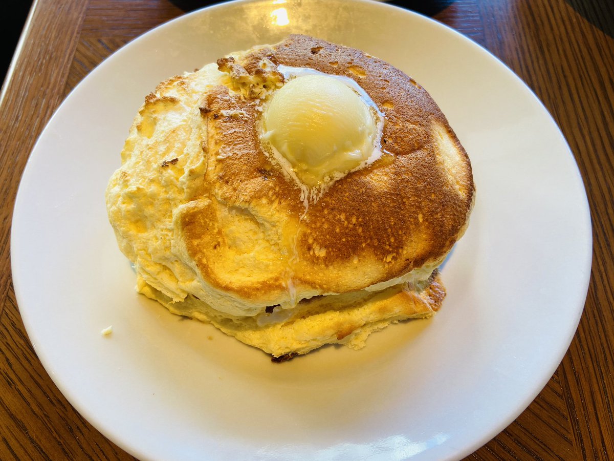 arekkusi's tweet photo. バスクチーズケーキ
中はトロットロのチーズケーキでした！
チーズケーキ自体が甘すぎずで、生クリームと一緒に食べるとすごーく美味しい😋

名物パンケーキでバターの甘い香りが漂い、
驚くほどふわふわ＆とろける食感！
バターとシロップのシンプルな組み合わせが一番贅沢に感じられて幸せ大満足！ https://t.co/G0Eo7259Oe