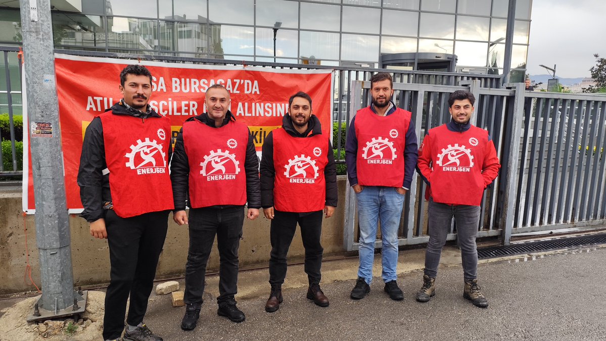 enerjisen's tweet photo. Bursagaz 'da direnişimizin 107. günü!

Bursagaz'da sendikal haklarımız için 107 gündür kesintisiz bir şekilde direnişimizi sürdürüyoruz.

Atılan arkadaşlarımızın işe iadesi gerçekleştirilene, enerji işçisine yakışır bir toplu iş sözleşmesi düzeneği kurulana kadar mücadelemizi sürdüreceğiz! 

Yaşasın Bursagaz İşçilerinin Onurlu Mücadelesi!