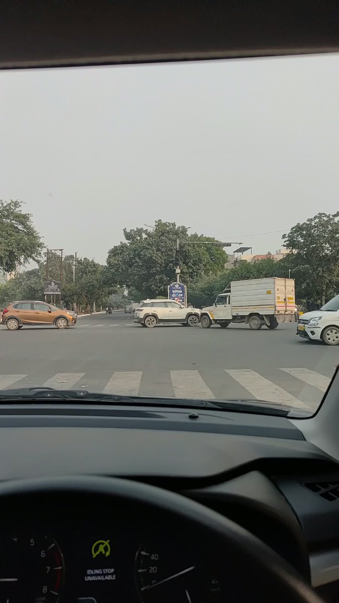 RanjanTomar's tweet photo. Sector 92 red light is rarely working , kindly repair @Noidatraffic @noida_authority @CeoNoida https://t.co/zeQltpjcYz