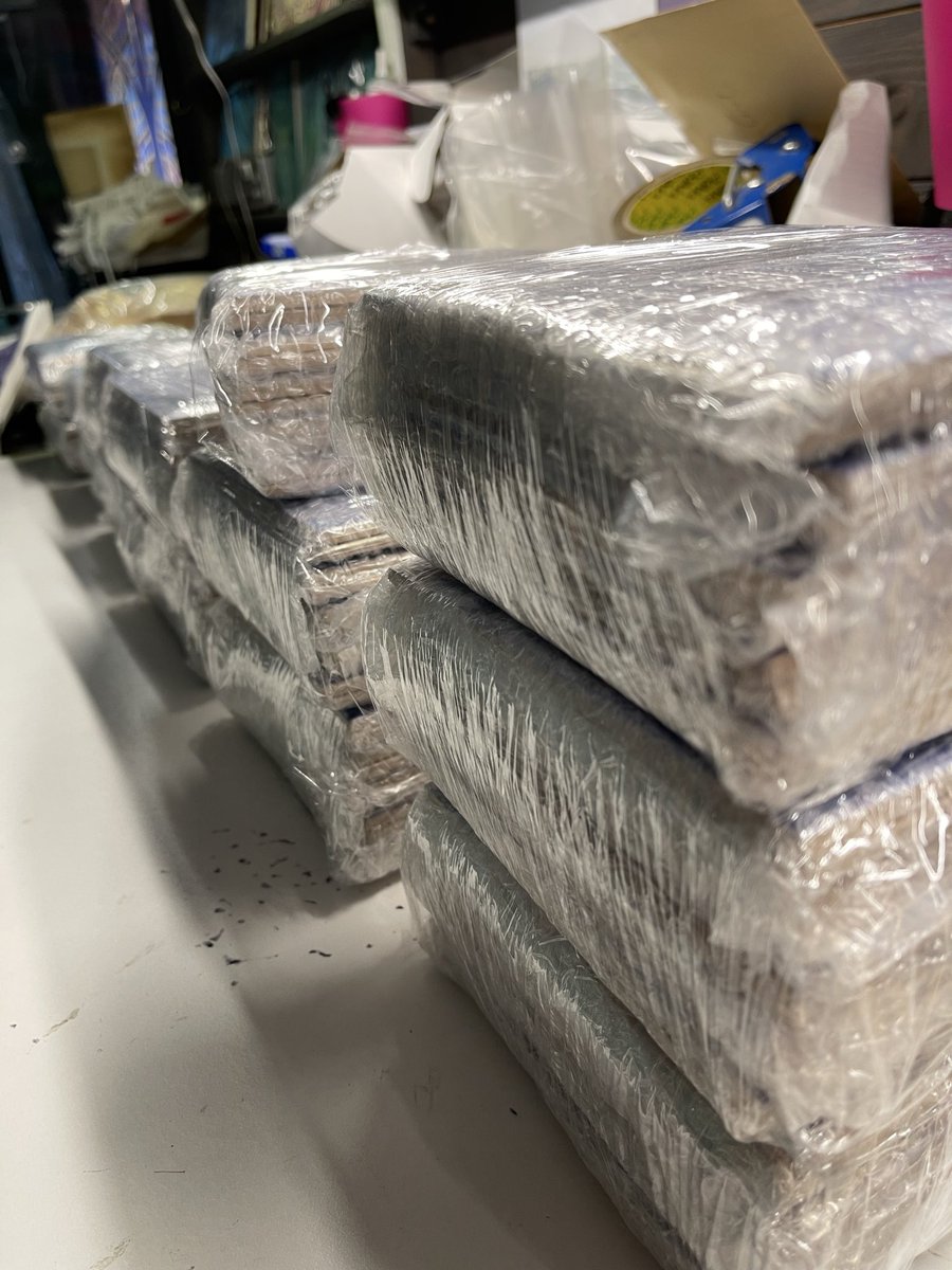 meikiecakie's tweet photo. There was a lot of packing yesterday…
Blue tiles off to their new home today, hope I get pics of them in the kitchen project.
#bluetiles
#kitchenmakeover https://t.co/kp9aTue9Eb