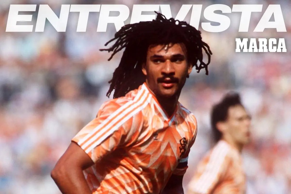 Copa_Lal's tweet photo. 🤔 ماذا تتوقع من تشافي مع هولندا ❓

🎙️ رود خوليت 🇳🇱 ( لاعب هولندا السابق ) :

🗣️" أعتقد أن هولندا توقفت عن اللعب بأسلوبها. في كأس العالم لعبنا بخمسة مدافعين، ما هذا بحق الجحيم؟ بالنسبة لي كانت تلك أكبر خيبة أمل في السنوات الأخيرة، وأعتقد أن هذا سبب تعاقد الاتحاد الهولندي مع تشافي ، الهولنديون تعاقدوا مع مدرب إسباني للعودة إلى جذورهم."

🤔 هل ستلعب هولندا مثل إسبانيا❓

🗣️" لا، هذا لا يعني أن تشافي سيجعل هولندا تلعب مثل إسبانيا ، لا نعرف ما إذا كان اللاعبون الهولنديون قادرين على ذلك الآن ، إسبانيا تُكوّن لاعبين يعرفون كيف يلعبون بهذه الطريقة ، لكن فكرة إعادة كرة القدم الهولندية إلى جذورها جيدة."

🤔 لماذا تتفوق كرة القدم الإسبانية حاليًا❓

🗣️"إسبانيا لديها فلسفة بسيطة جدًا، وهي 4-3-3 الخاصة بيوهان كرويف وتأثير برشلونة، ولهذا يستدعي مدرب إسبانيا دائمًا العديد من لاعبي برشلونة، ولويس دي لا فوينتي يفعل ذلك أيضًا."

🗣️"اللاعبون الإسبان رائعون بالكرة. كرة القدم لديهم تعتمد على التقنية والرشاقة والسرعة، ومن الممتع مشاهدتهم. إسبانيا لديها فلسفة واضحة، لكن ليس الجميع قادرًا على تطبيقها، وليس على الجميع أن يكون إسبانيًا. هانزي فليك ألماني وفريقه برشلونة يقدم هذا الأسلوب بصورة جيدة."

🤔 هل من الصعب تطبيق هذا الأسلوب ❓

🗣️" بالنسبة لمعظم الفرق، اللعب بهذه الطريقة معقد ، عليهم الإيمان بها وإظهار ذلك، لأن هذا الأسلوب في الحقيقة من أصعب طرق اللعب. اسألوا بيب غوارديولا عن مدى صعوبة تطبيق هذه الكرة أسبوعًا بعد أسبوع في الدوري الإنجليزي."