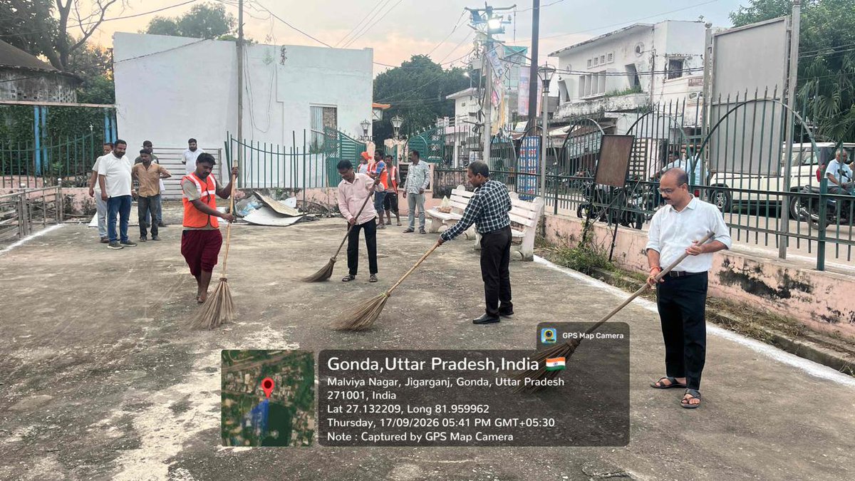 GondaNpp's tweet photo. शासन व अध्यक्ष महोदया के निर्देशन में  17.09.2026 को सागर तालाब पर स्वच्छता अभियान चलाकर 'स्वच्छता ही सेवा 2026' कार्यक्रम का शुभारंभ किया गया, जिसमें अधिशासी अधिकारी की प्रेरणा से जनप्रतिनिधियों, नगर पालिका कर्मियों, सफाई मित्रों, छात्रों व नागरिकों ने उत्साहपूर्वक भाग लिया। https://t.co/xqbkQOOYW1