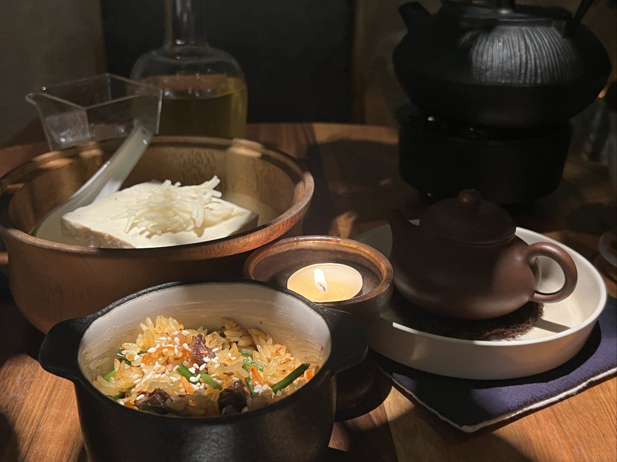 ViPhillipsk8nl's tweet photo. [The shop’s dim lamp, simmering soup, and quiet chatter—11PM’s comfort is here. 深夜食堂的暖灯，咕嘟的汤，轻声闲谈，11点的慰藉就在这儿]， https://t.co/khVXwRIwb5