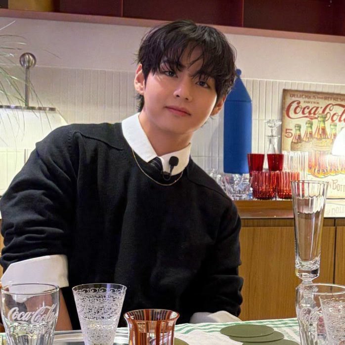 __Sheerryy's tweet photo. MOVIE 🎬 | #kooktaeau
J'k es un actor de acción y suspenso que termina protagonizando una película con T'h el principe de las romcom, lo que solo debería haber quedado como amor en pantalla termino volviéndose un romance fuera del set 

#aukooktae https://t.co/3ebQyw7lYu