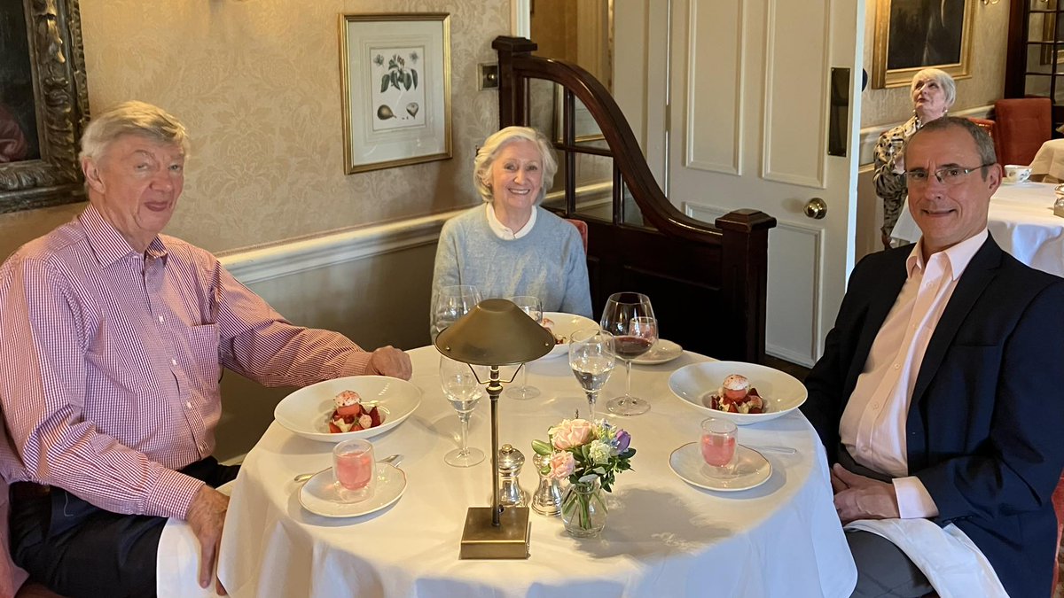 DosDigo's tweet photo. Lunch at Hambleton today with Mr. and Mrs. Braithwaite. https://t.co/bNRm4e9x1M