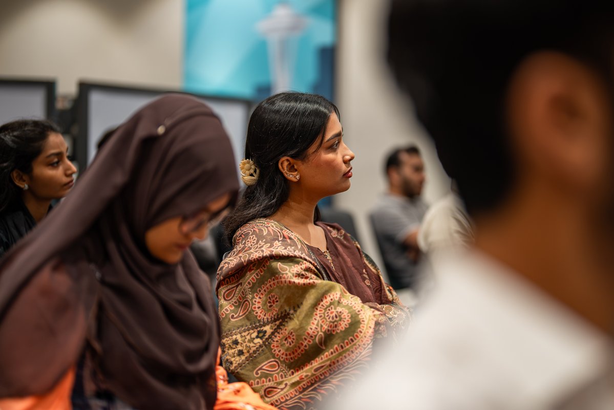 usconsulatekhi's tweet photo. 🎓 𝗙𝗶𝗳𝘁𝘆 𝘀𝘁𝘂𝗱𝗲𝗻𝘁𝘀. 𝗙𝗼𝘂𝗿 𝘄𝗲𝗲𝗸𝘀. 𝗢𝗻𝗲 𝗷𝗼𝘂𝗿𝗻𝗲𝘆 𝘁𝗵𝗿𝗼𝘂𝗴𝗵 𝗔𝗺𝗲𝗿𝗶𝗰𝗮𝗻 𝗵𝗶𝘀𝘁𝗼𝗿𝘆, 𝗳𝗿𝗼𝗺 𝘁𝗵𝗲 𝗗𝗲𝗰𝗹𝗮𝗿𝗮𝘁𝗶𝗼𝗻 𝗼𝗳 𝗜𝗻𝗱𝗲𝗽𝗲𝗻𝗱𝗲𝗻𝗰𝗲 𝘁𝗼 𝘁𝗵𝗲 𝗨.𝗦.-𝗹𝗲𝗱 𝗔𝗜 𝗿𝗲𝘃𝗼𝗹𝘂𝘁𝗶𝗼𝗻.

This week, Lincoln Corner Karachi celebrated the graduates of its U.S. History Course. The timing couldn't be better: this year's course wrapped up as the United States marks 250 years of independence.

“Independence in 1776 was only the beginning,” said Public Affairs Officer Sean McIntosh, connecting America's founding to its pioneering drive, from the industrial era to today's entrepreneurship and tech boom.

🎉 Congrats to this year's graduates — and a big thank-you to University of Karachi Professor Dr. Khan, the Lincoln Corner team, and our partners for keeping this tradition going strong!

#Freedom250 #LincolnCorner #USinPakistan