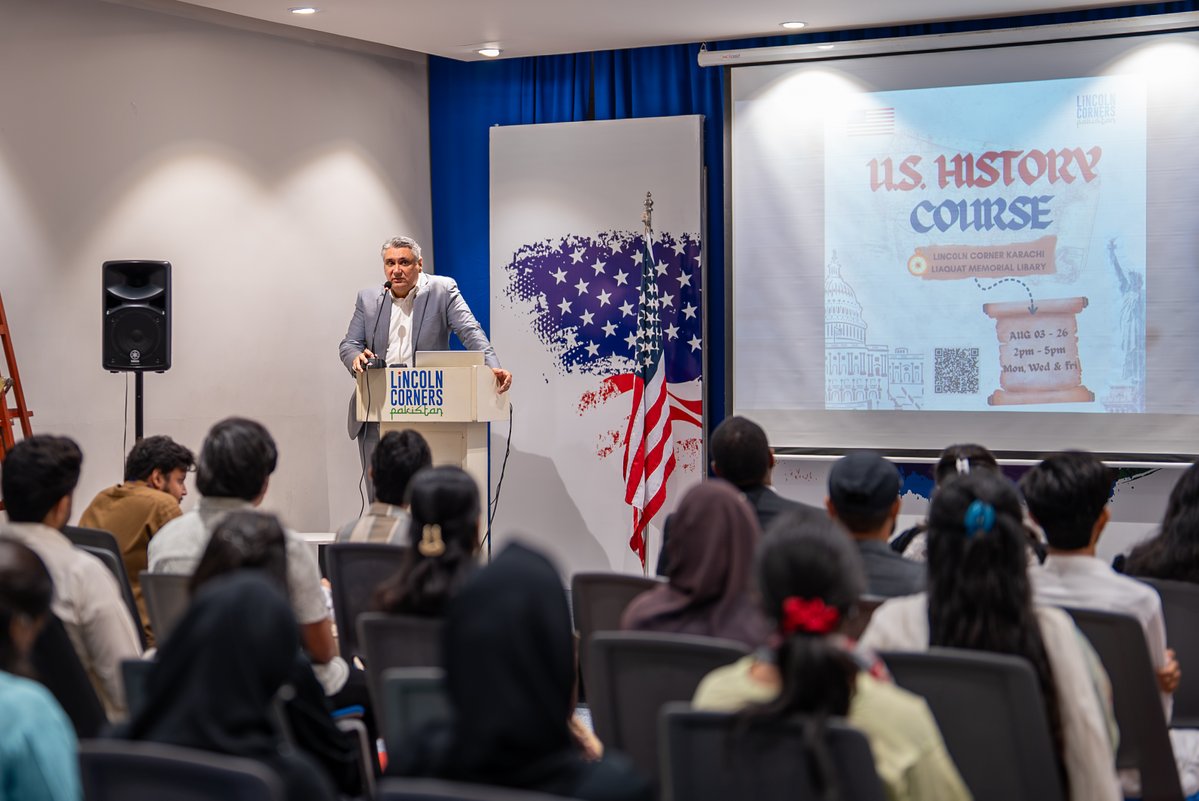 usconsulatekhi's tweet photo. 🎓 𝗙𝗶𝗳𝘁𝘆 𝘀𝘁𝘂𝗱𝗲𝗻𝘁𝘀. 𝗙𝗼𝘂𝗿 𝘄𝗲𝗲𝗸𝘀. 𝗢𝗻𝗲 𝗷𝗼𝘂𝗿𝗻𝗲𝘆 𝘁𝗵𝗿𝗼𝘂𝗴𝗵 𝗔𝗺𝗲𝗿𝗶𝗰𝗮𝗻 𝗵𝗶𝘀𝘁𝗼𝗿𝘆, 𝗳𝗿𝗼𝗺 𝘁𝗵𝗲 𝗗𝗲𝗰𝗹𝗮𝗿𝗮𝘁𝗶𝗼𝗻 𝗼𝗳 𝗜𝗻𝗱𝗲𝗽𝗲𝗻𝗱𝗲𝗻𝗰𝗲 𝘁𝗼 𝘁𝗵𝗲 𝗨.𝗦.-𝗹𝗲𝗱 𝗔𝗜 𝗿𝗲𝘃𝗼𝗹𝘂𝘁𝗶𝗼𝗻.

This week, Lincoln Corner Karachi celebrated the graduates of its U.S. History Course. The timing couldn't be better: this year's course wrapped up as the United States marks 250 years of independence.

“Independence in 1776 was only the beginning,” said Public Affairs Officer Sean McIntosh, connecting America's founding to its pioneering drive, from the industrial era to today's entrepreneurship and tech boom.

🎉 Congrats to this year's graduates — and a big thank-you to University of Karachi Professor Dr. Khan, the Lincoln Corner team, and our partners for keeping this tradition going strong!

#Freedom250 #LincolnCorner #USinPakistan