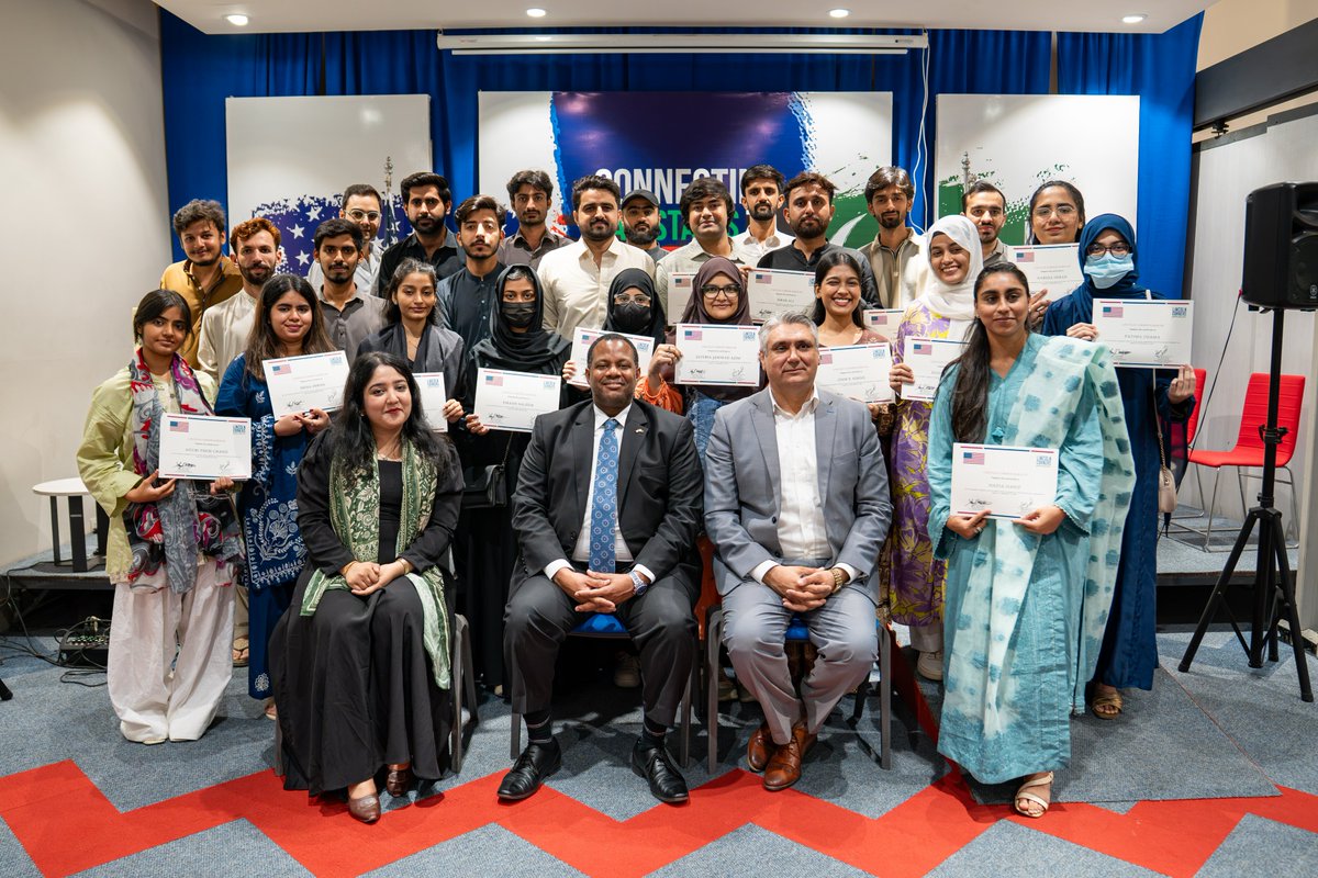 usconsulatekhi's tweet photo. 🎓 𝗙𝗶𝗳𝘁𝘆 𝘀𝘁𝘂𝗱𝗲𝗻𝘁𝘀. 𝗙𝗼𝘂𝗿 𝘄𝗲𝗲𝗸𝘀. 𝗢𝗻𝗲 𝗷𝗼𝘂𝗿𝗻𝗲𝘆 𝘁𝗵𝗿𝗼𝘂𝗴𝗵 𝗔𝗺𝗲𝗿𝗶𝗰𝗮𝗻 𝗵𝗶𝘀𝘁𝗼𝗿𝘆, 𝗳𝗿𝗼𝗺 𝘁𝗵𝗲 𝗗𝗲𝗰𝗹𝗮𝗿𝗮𝘁𝗶𝗼𝗻 𝗼𝗳 𝗜𝗻𝗱𝗲𝗽𝗲𝗻𝗱𝗲𝗻𝗰𝗲 𝘁𝗼 𝘁𝗵𝗲 𝗨.𝗦.-𝗹𝗲𝗱 𝗔𝗜 𝗿𝗲𝘃𝗼𝗹𝘂𝘁𝗶𝗼𝗻.

This week, Lincoln Corner Karachi celebrated the graduates of its U.S. History Course. The timing couldn't be better: this year's course wrapped up as the United States marks 250 years of independence.

“Independence in 1776 was only the beginning,” said Public Affairs Officer Sean McIntosh, connecting America's founding to its pioneering drive, from the industrial era to today's entrepreneurship and tech boom.

🎉 Congrats to this year's graduates — and a big thank-you to University of Karachi Professor Dr. Khan, the Lincoln Corner team, and our partners for keeping this tradition going strong!

#Freedom250 #LincolnCorner #USinPakistan