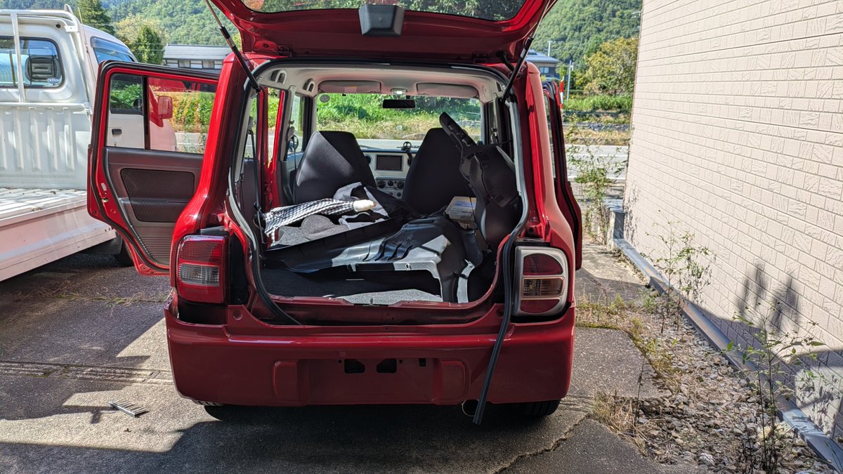 saki8226's tweet photo. 足車とてそれなりに可愛がっておりまして
私のラパンは後期型なのでポップなテールランプなんですが
シンプルな前期テールの方が好きなので交換してみました
なんでバンパーまで外さなアカンねん！
微妙に仕様変更されてて
ちょっと難儀したけど配線ごと交換して無事に前期テール化できましたわ https://t.co/siPay7Fjkv