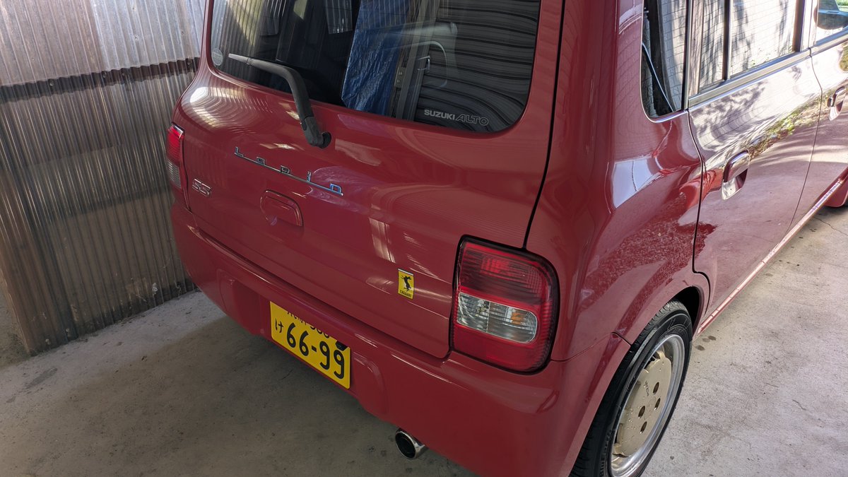 saki8226's tweet photo. 足車とてそれなりに可愛がっておりまして
私のラパンは後期型なのでポップなテールランプなんですが
シンプルな前期テールの方が好きなので交換してみました
なんでバンパーまで外さなアカンねん！
微妙に仕様変更されてて
ちょっと難儀したけど配線ごと交換して無事に前期テール化できましたわ https://t.co/siPay7Fjkv