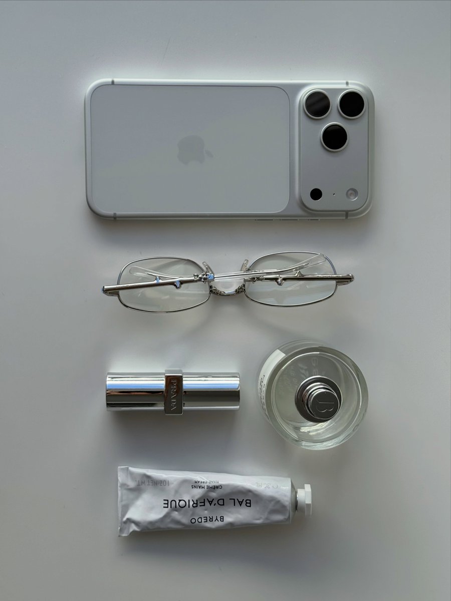 MaahFurtaado's tweet photo. Favorite essentials. https://t.co/omgeNVyFE2