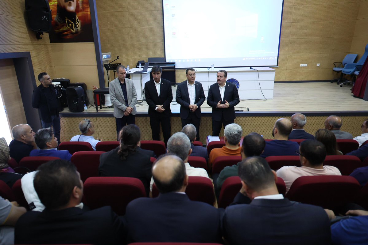 _aliyalcin_'s tweet photo. MANİSA TURGUTLU’DA ÖĞRETMEN VE TEDAVİSİ SÜREN ÖĞRENCİLERİMİZİ ZİYARET ETTİK 

Manisa Turgutlu  İnci Üzmez Mesleki ve Teknik Anadolu Lisesi yakınında meydana gelen silahlı saldırının ardından ilçeye giderek eğitim çalışanları, yaralanan öğrencilerimiz,  aileleri ve yetkililerle görüştük.

Manisa Valisi Vahdettin Özkan ve İl Milli Eğitim Müdürü Mehmet Uğurelli ile görüşerek istişarelerde bulunduk.

Eğitim-Bir-Sen Genel Başkan Yardımcımız Mesut Öner ve Manisa 1 Nolu Şube Başkanımız Ahmet Yasav ile birlikte “geçmiş olsun” dileklerimizi ilettik; Turgutlu İlçe Milli Eğitim Müdürü Serdar Dincer, okul yöneticileriyle, meslektaşlarımızla görüşerek olay hakkında bilgi aldık.

#GeçmişOlsunManisa
