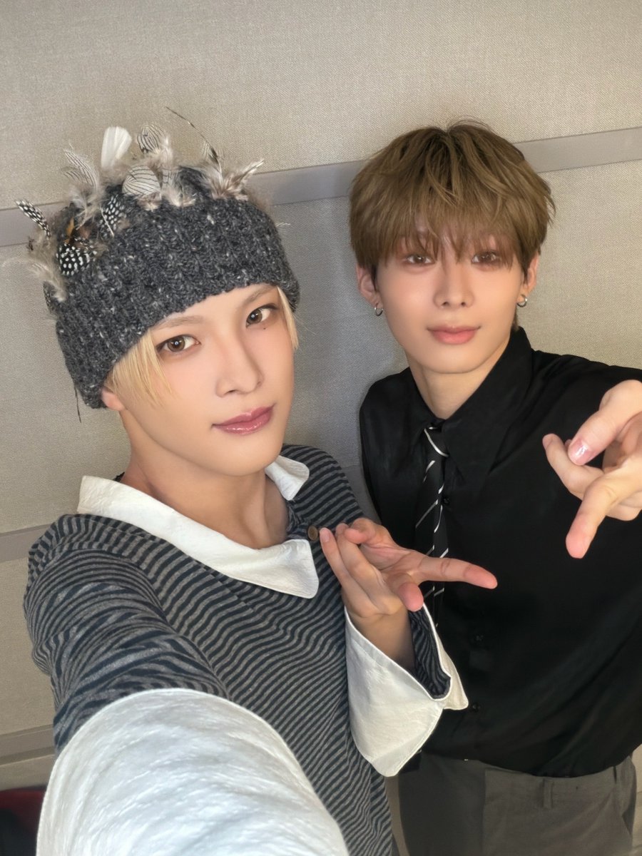 aoen_members's tweet photo. 京助 21歳のお誕生日おめでとう！
歌もダンスも制作の部分までも、自分に厳しく熱心に取り組んでいる姿が好きだよ💓
あとはやっぱり"仲間"からどんどん"兄弟"みたいに接してくれるようになって嬉しい😶
一生俺の弟で！これからもよろしくね♪

#aoen #アオエン #優樹 #YUJU
#0925_KYOSUKE_DAY https://t.co/mJOw02A6V0