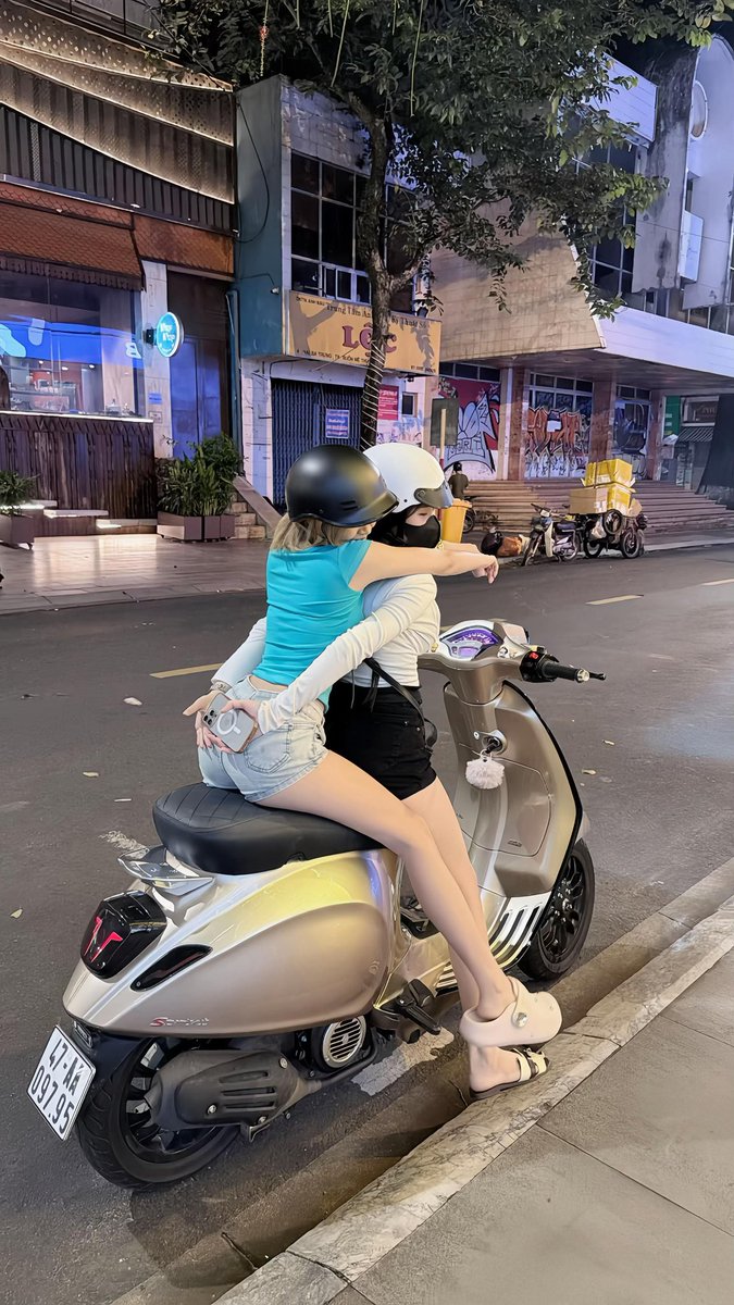 hime_chan36's tweet photo. anh nào tay to che hộ em tay con bn nhỏ quá 🤧 https://t.co/xTrJbEjse7