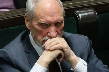 MarekMa25175489's tweet photo. To jest Antoni Macierewicz twórca i założyciel "Komitetu Obrony Robotników". 
Bronił prześladowanych robotników Radomia, Ursusa przed takimi czerwonymi szmatami jak  Czarzasty.
Panie @donaldtusk zapomniał Pan o nim wczoraj. https://t.co/ESe7jkl8Ac