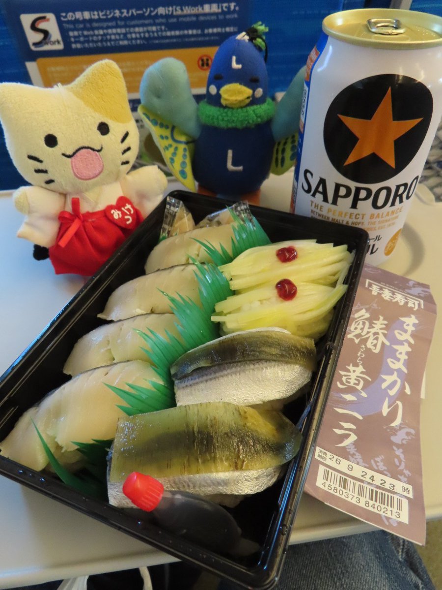 moco660's tweet photo. 岡山駅、乗り換え〜😄
SW明けたのに混んでます…😅
��席でゆっくり😋🍣🍺
#海S
#S_work https://t.co/ghrH5TdrB4