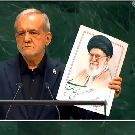almdar49's tweet photo. از ایران آمد — رهبرش شهید شد، کودکان میناب تکه‌تکه شدند. عکس را بالا گرفت و گفت: ما تروریست نیستیم، ما قربانی تروریسمیم. سربلند شدیم. 
#صدای_ایران
 #به_افتخار_ایران https://t.co/l5vmoOkLgv